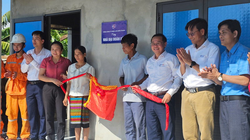 Lãnh đạo Công ty Điện lực Quảng Trị cùng các đơn vị, địa phương khánh thành, trao nhà đại đoàn kết cho các hộ dân. (Ảnh: M. Thành)