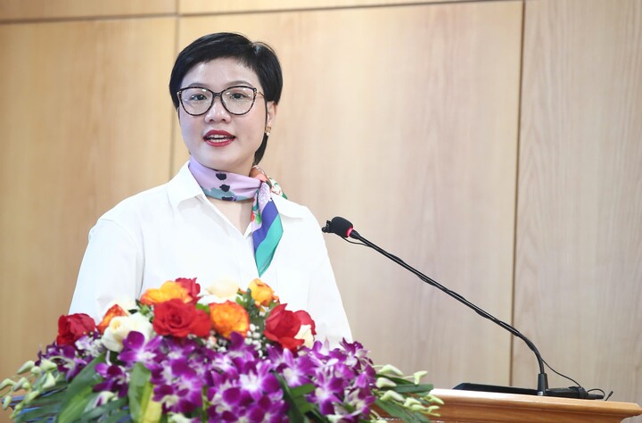 Bà Đoàn Trang Hà Thanh - Giám đốc Vận hành Lazada Việt Nam tham luận "Chuyển đổi số trong vận hành và phân phối: Giải pháp nâng cao hiệu quả kinh doanh cho doanh nghiệp thực phẩm và FMCG".