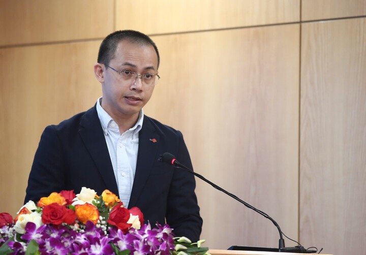 Ông Đào Thanh Tùng - Trưởng Bộ phận Thương mại điện tử, Lotte Mart Việt Nam tham luận với chủ đề "Thương mại điện tử - Động lực để phát triển chiến lược cho ngành bán lẻ hiện đại".