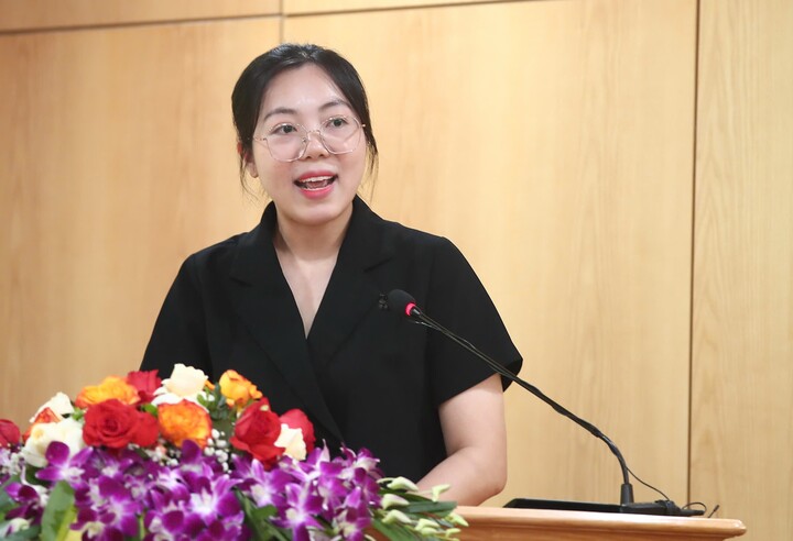 Bà Trần Diệu Hương - Cục Quản lý và Phát triển thị trường trong nước, Bộ Công Thương tham luận với chủ đề "Chính sách phát triển thương mại nội địa ngành hàng tiêu dùng nhanh (FMCG)".