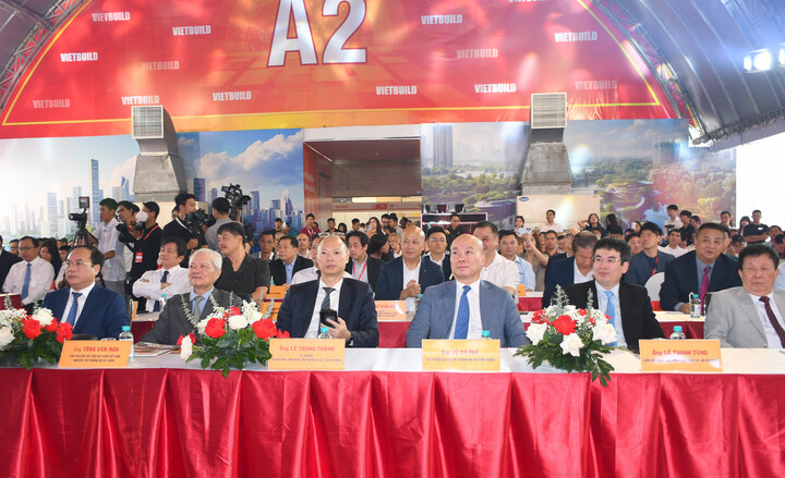 Lãnh đạo Bộ Xây Dựng, Cục trưởng Cục Xúc tiến thương mại (Bộ Công Thương) và các đại biểu tham dự sự kiện. Ảnh: Minh Khuê.