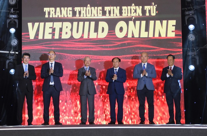 Lãnh đạo Bộ Xây dựng, Cục Xúc tiến thương mại (Bộ Công Thương) và các đại biểu thực hiện nghi thức ra mắt Cổng thông tin Triển lãm Quốc tế Vietbuild Online tại sự kiện. Ảnh: Minh Khuê.