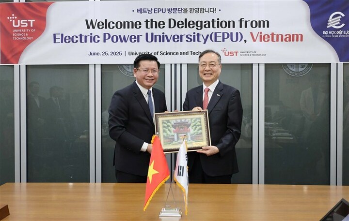 PGS.TS Đinh Văn Châu tặng quà lưu niệm cho Giáo sư Dae-Im Kang - Hiệu trưởng Trường Đại học Khoa học và Công nghệ Hàn Quốc. Ảnh: EPU