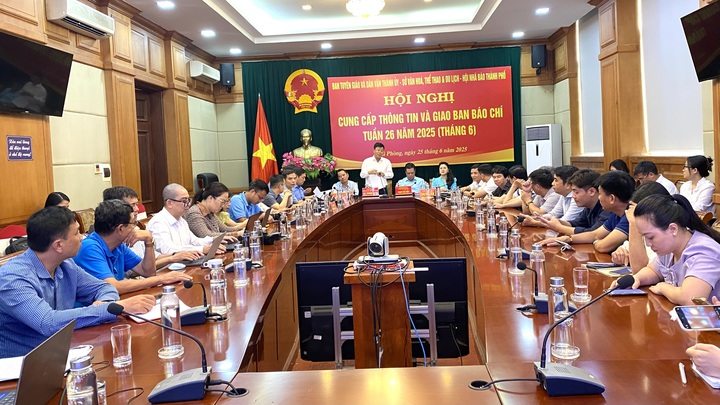 Lãnh đạo Ban Quản lý Khu kinh tế Hải Phòng thông tin về hội nghị xúc tiến đầu tư Hải Phòng (Ảnh: Thu Anh)