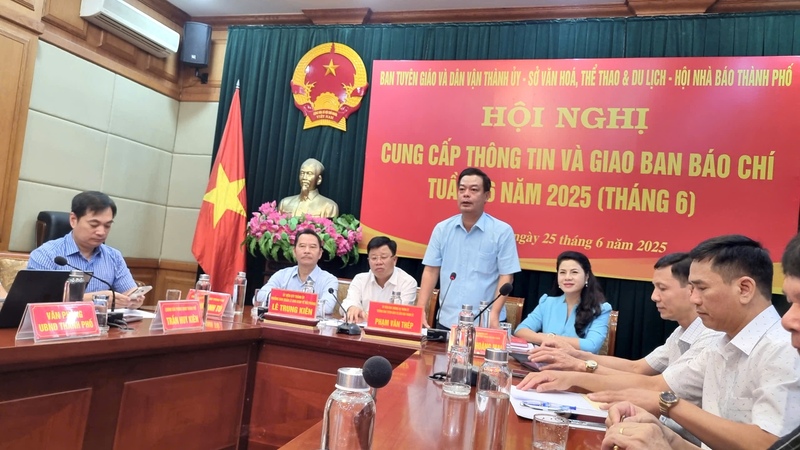Lãnh đạo Ban Tuyên giáo và Dân vận Thành ủy cung cấp thông tin về sự phát triển kinh tế - xã hội của thành phố đến các cơ quan báo chí (Ảnh: Thu Anh)