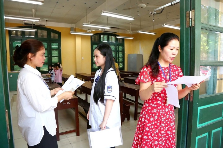 Giám thị coi thi hướng dẫn thủ tục, quy chế thí sinh tham gia kỳ thi tốt nghiệp THPT năm 2025 tại Hải Phòng