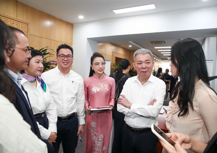 Các diễn giả trao đổi bên lề hội thảo