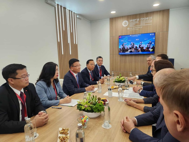 Thứ trưởng Nguyễn Hoàng Long tháp tùng Phó Thủ tướng Chính phủ Lê Thành Long tiếp Tập đoàn Gazprom