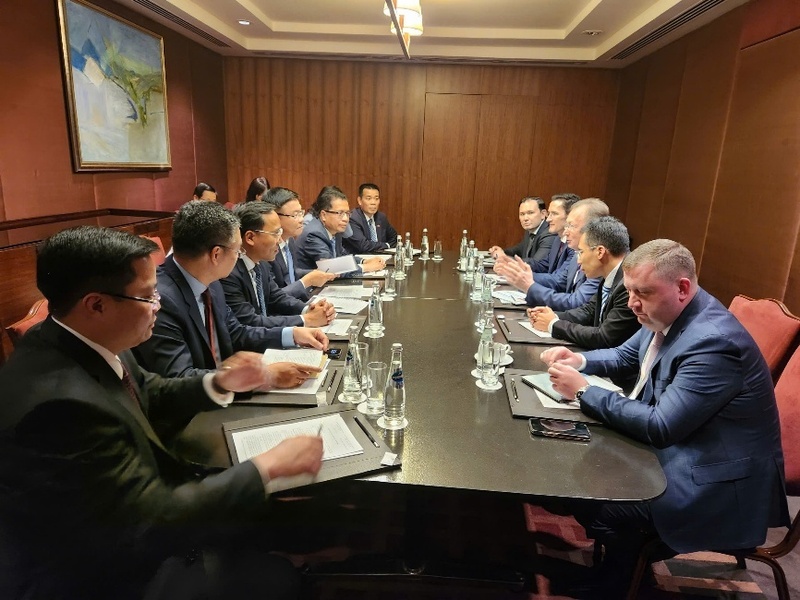Thứ trưởng Nguyễn Hoàng Long tháp tùng Phó Thủ tướng Chính phủ Lê Thành Long tiếp Công ty CP Zarubezhneft