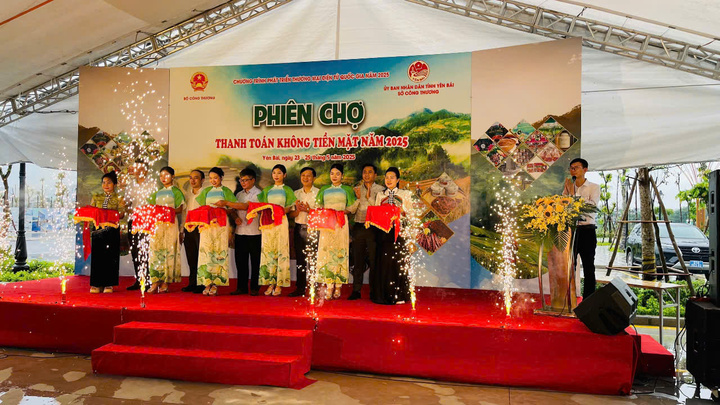 Phiên chợ thanh toán không dùng tiền mặt kết hợp livestream bán hàng tại Yên Bái