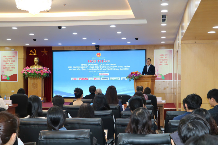 Hội thảo “Nâng cao năng lực cạnh tranh của doanh nghiệp hàng tiêu dùng nhanh và thực phẩm trong bối cảnh chuyển đổi số và thương mại đa kênh” do Bộ Công Thương tổ chức sáng 25/6. Ảnh: Phong Lâm
