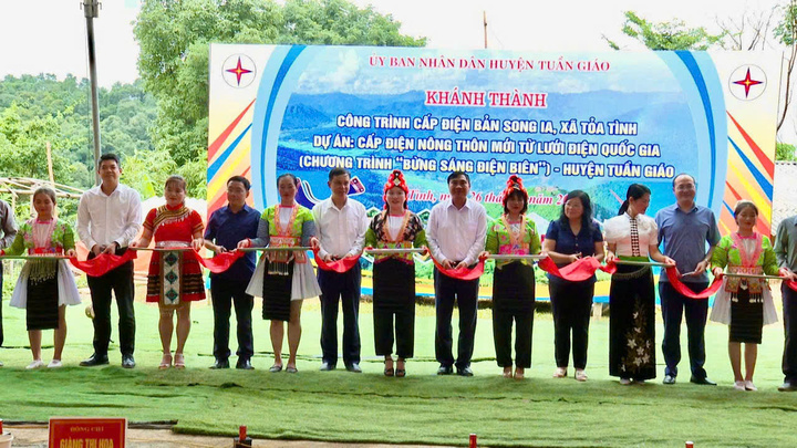 Khánh thành công trình cấp điện Sông Ia tại xã Tỏa Tình (huyện Tuần Giáo, tỉnh Điện Biên) - Dự án cấp điện nông thôn từ lưới điện Quốc gia thuộc chương trình "Bừng sáng Điện Biên". Ảnh: CTV