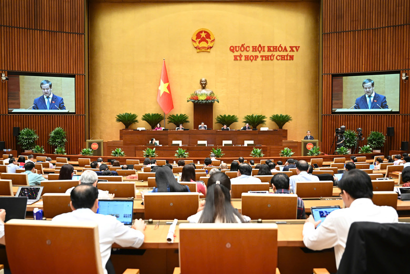 Bộ trưởng Bộ Giáo dục Nguyễn Kim Sơn trình bày báo cáo. Ảnh: VPQH