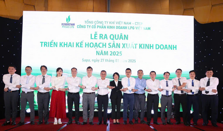Lãnh đạo, người lao động công ty quyết tâm thi đua thắng lợi tại Lễ ra quân Triển khai kế hoạch sản xuất, kinh doanh năm 2025