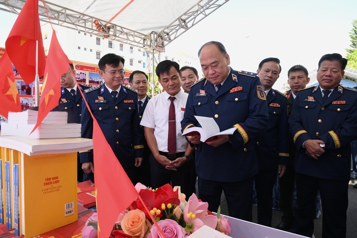 Trung tướng Lê Quang Đạo, Tư lệnh Cảnh sát biển Việt Nam cùng các đại biểu tham quan khu trưng bày sách, mô hình học cụ của Bộ tư lệnh Vùng Cảnh sát biển 2
