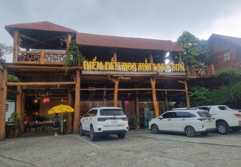 Điểm trưng bày các sản phẩm làm từ hoa hồi của Công ty TNHH Chế biến và Xuất khẩu Nông Lâm sản Lạng Sơn. Ảnh: Đăng Khoa