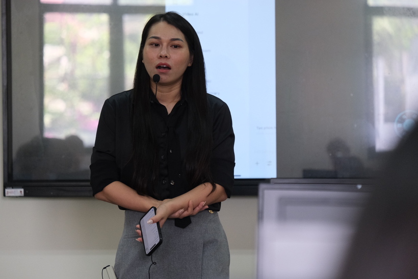 Bà Nguyễn Hằng Trang, Giám đốc Học viện Doanh nhân iViet hướng dẫn về sử dụng trí tuệ nhân tạo hiệu quả đối với cán bộ ngành Công Thương. Ảnh: Lê An