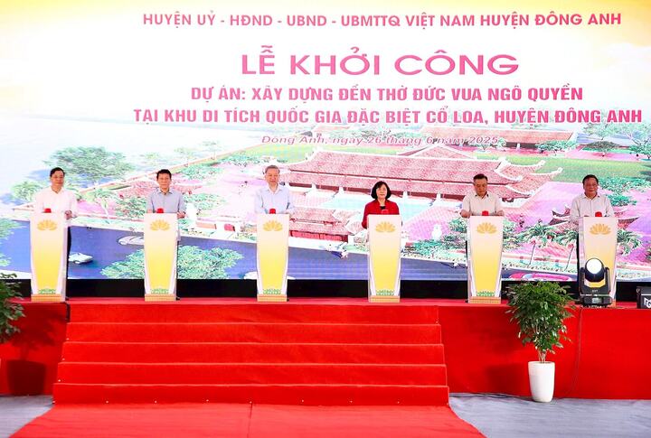 Tổng Bí thư Tô Lâm cùng lãnh đạo trung ương và Thành phố Hà Nội ấn nút khởi công Dự án xây dựng đền thờ Đức vua Ngô Quyền. Ảnh: Viết Thành