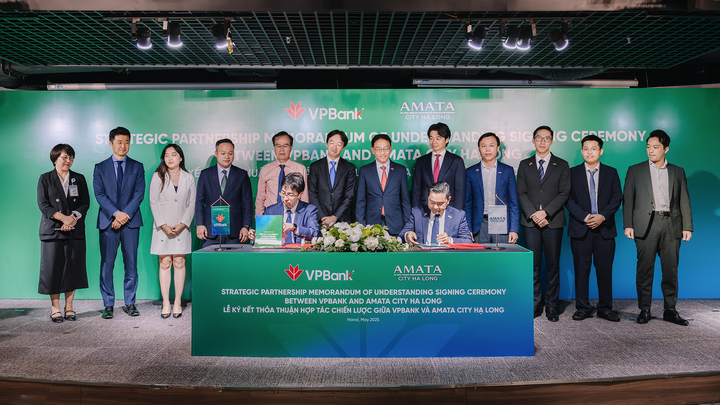 Đại diện VPBank và đại diện Amata City Hạ Long tại Lễ ký kết