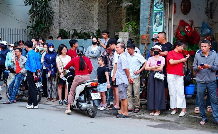 Nhiều phụ huynh quyết định ở lại điểm thi cả ngày để chờ đợi con em dự thi. (Ảnh: Phương Ly)