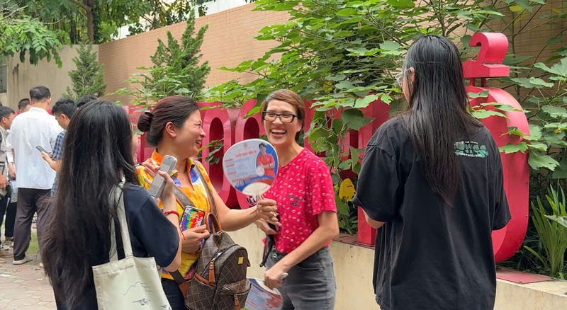Khoảnh khắc thí sinh và phụ huynh vui mừng vì hoàn thành xong ngày thi đầu tiên. (Ảnh: Phương Ly)