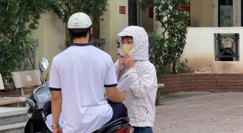 Cặp mẹ con ra về muộn nhất tại điểm thi Trường THPT Mỹ Đình trong ngày thi hôm nay. (Ảnh: Phương Ly)