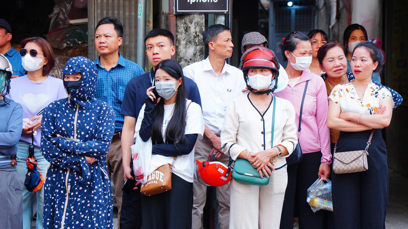 Những ánh mắt ngóng trông mỗi khi điểm thi thông báo sắp hết giờ làm bài. (Ảnh: Phương Ly)