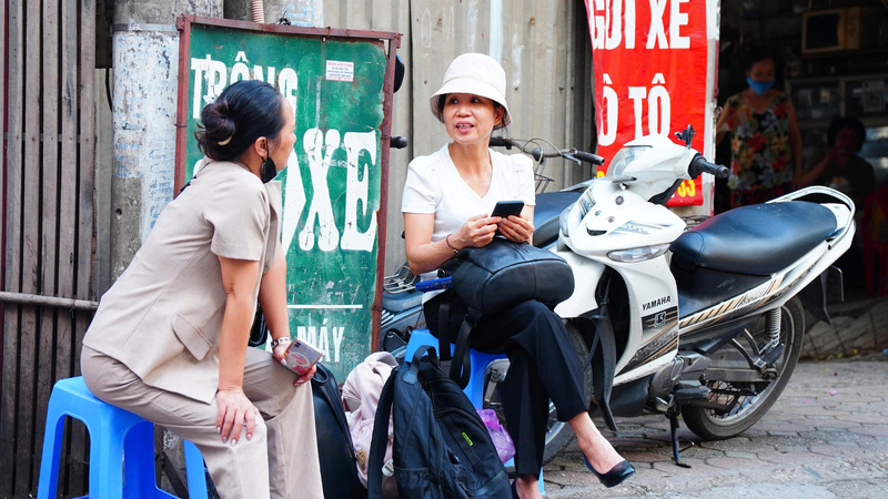 Một phụ huynh nhà ở xa chuẩn bị đầy đủ đồ đạc cho con khi cần thiết. (Ảnh: Phương Ly)