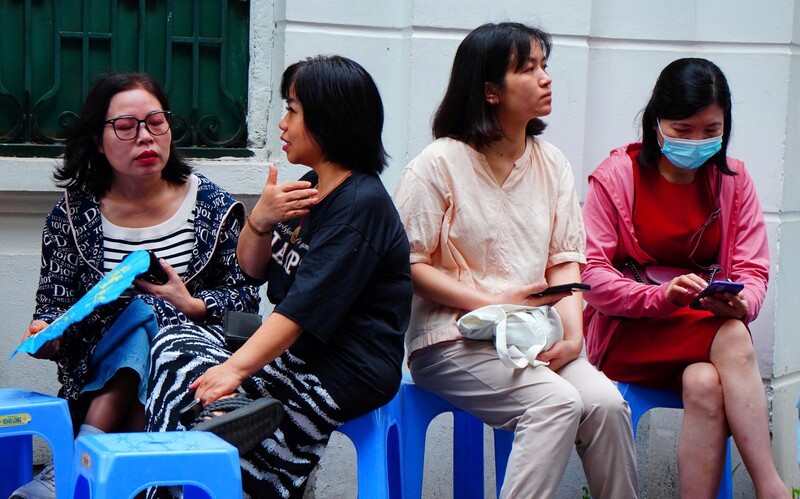 Các phụ huynh chia sẻ về quá trình ôn luyện của con em mình. (Ảnh: Phương Ly)