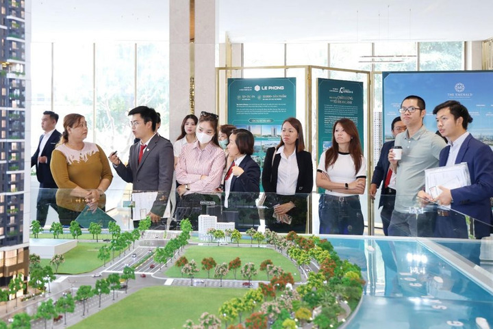 Để mua được căn hộ có diện tích trung bình ở các đô thị lớn khoảng 70m², khách hàng cần chi ra từ 3 đến 4 tỷ đồng. So với thu nhập bình quân của người trẻ hiện nay, tức là cần tới 20 - 25 năm