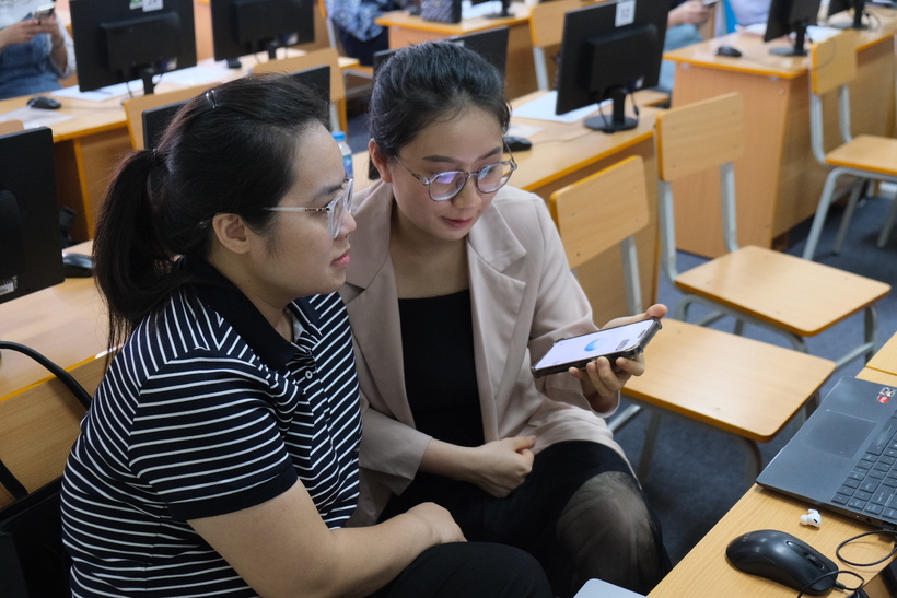 Các học viên cùng thực hành trao đổi với ChatGPT bằng giọng nói. Ảnh: Lê An