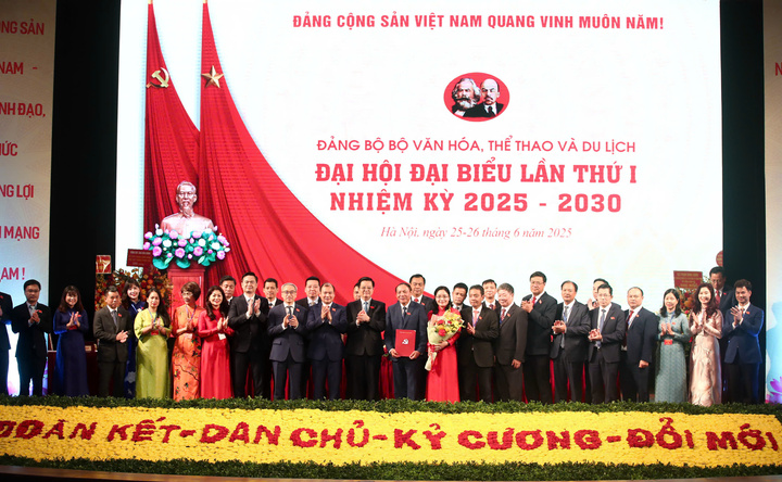 Ban Chấp hành Đảng bộ Bộ Văn hóa, Thể thao và Du lịch nhiệm kỳ 2025 - 2030 ra mắt đại hội. Ảnh: Nam Nguyễn