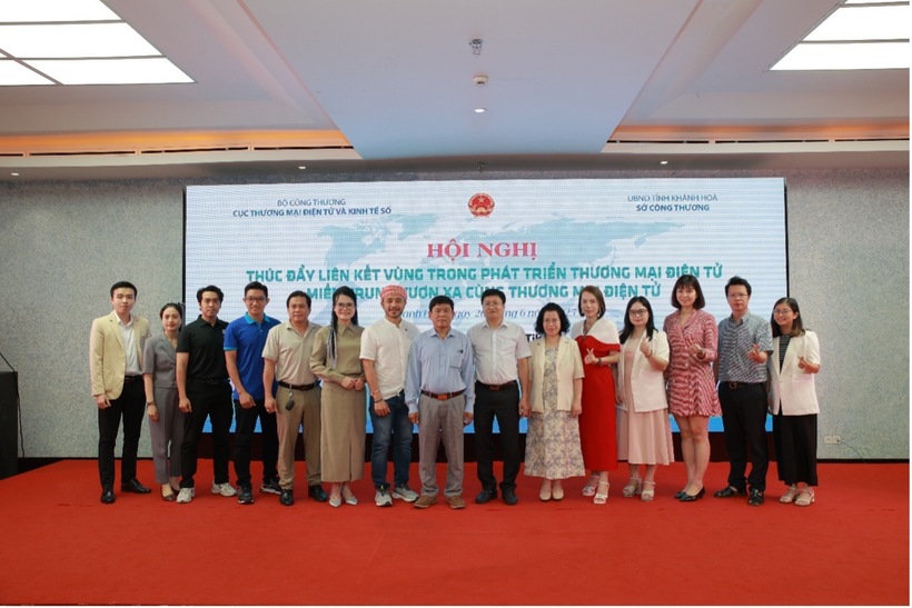 Các đại biểu chụp ảnh lưu niệm tại hội nghị. Ảnh: Cục Thương mại điện tử và Kinh tế số