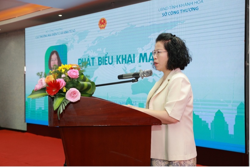 Bà Nguyễn Thị Minh Huyền, Phó Cục trưởng Cục Thương mại điện tử và Kinh tế số (Bộ Công Thương) phát biểu khai mạc hội nghị. Ảnh: Cục Thương mại điện tử và Kinh tế số