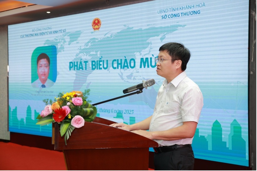 Ông Huỳnh Tấn Hải, Phó Giám đốc Sở Công Thương tỉnh Khánh Hòa phát biểu tại hội nghị. Ảnh: Cục Thương mại điện tử và Kinh tế số