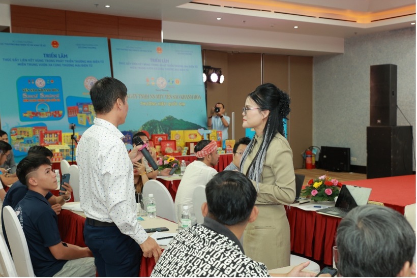 Các đại diện đến từ OSB, đơn vị đại lý ủy quyền của Alibaba tại Việt Nam đã trực tiếp chia sẻ giải pháp xuất khẩu số. Ảnh: Cục Thương mại điện tử và Kinh tế số