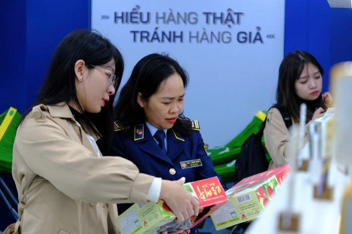 Hướng dẫn người tiêu dùng phân biệt hàng thật, tránh hàng giả. Đức Duy