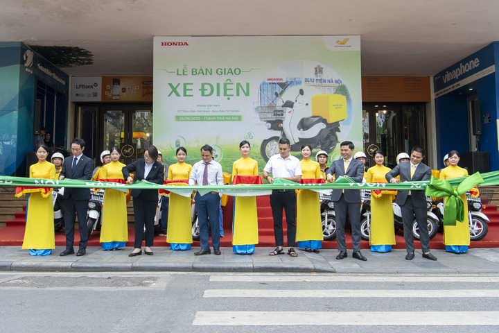 Các đại biểu thực hiện nghi thức bàn giao 205 xe máy điện Honda Benly e:. Ảnh: Duy Minh
