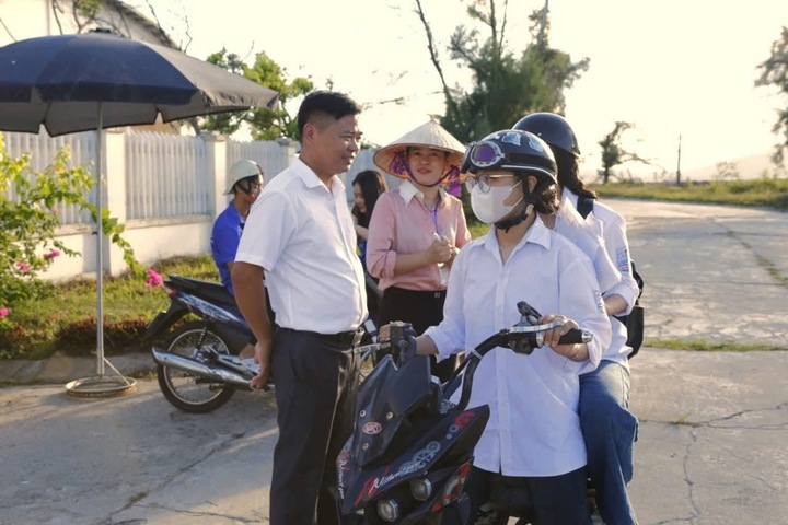 Phụ huynh căn dặn, động viên con trước giờ thi