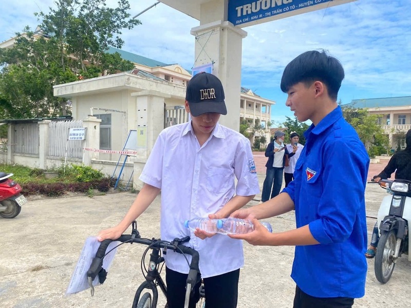 Sinh viên tình nguyện tiếp sức các sĩ tử