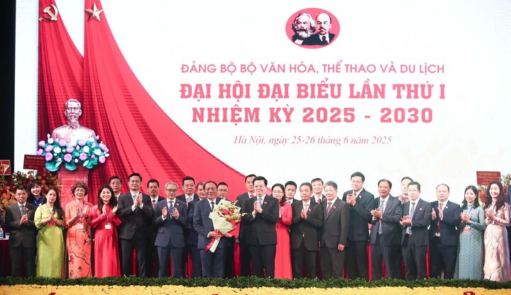 Phó Thủ tướng Mai Văn Chính tặng hoa chúc mừng Ban Chấp hành Đảng bộ Bộ Văn hóa, Thể thao và Du lịch nhiệm kỳ 2025 - 2030. Ảnh: Nam Nguyễn