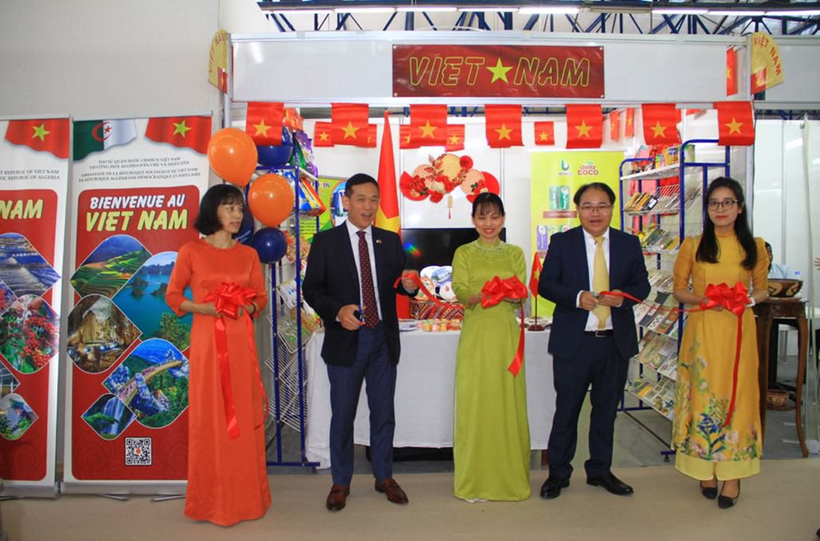 Ngày 24/6/2025, Đại sứ quán và Thương vụ Việt Nam tại Algeria đã khai trương gian hàng quốc gia tại Hội chợ quốc tế Algiers