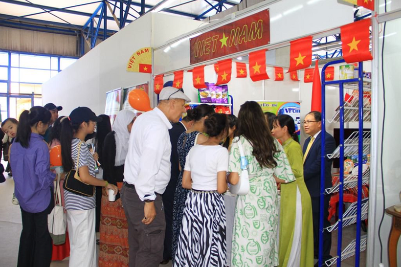 Nhiều khách đến thăm gian hàng Việt Nam ngay từ khi bắt đầu mở cửa