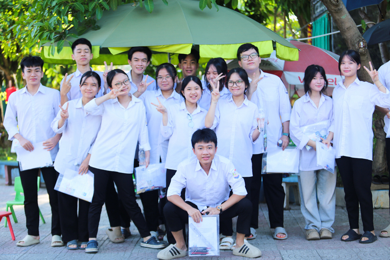 Thí sinh Hà Tĩnh tự tin, rạng rỡ trước khi bước vào phòng thi
