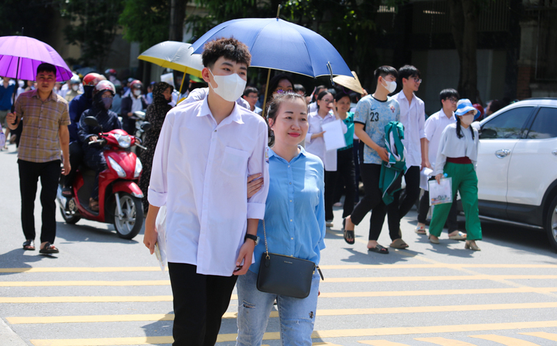Thí sinh được phụ huynh chở về nghỉ ngơi để tiếp tục cho môn thi tiếp theo trong buổi chiều cùng ngày