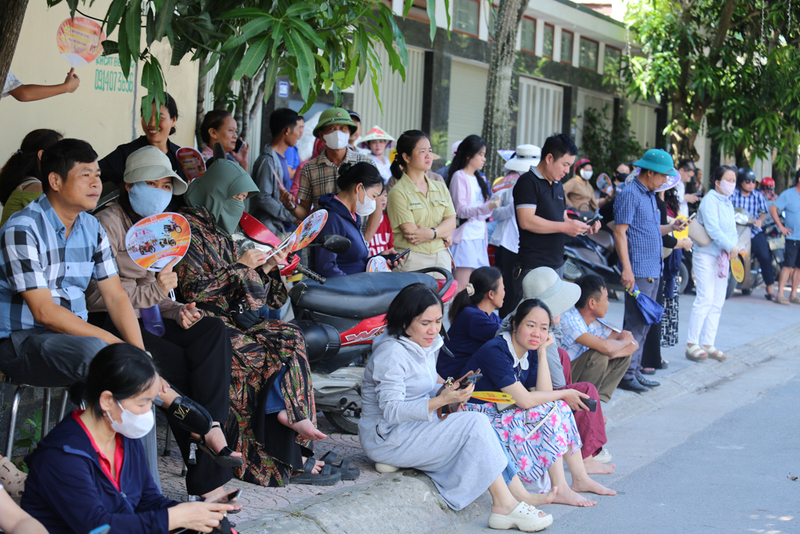 Hàng trăm phụ huynh lo lắng, chờ đợi con làm bài trong phòng thi