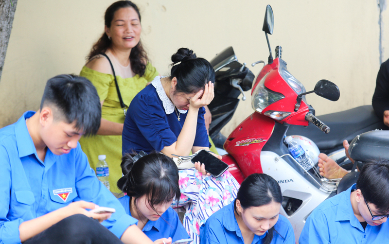 Nhiều phụ huynh không giấu nổi lo lắng khi chờ đợi con làm bài