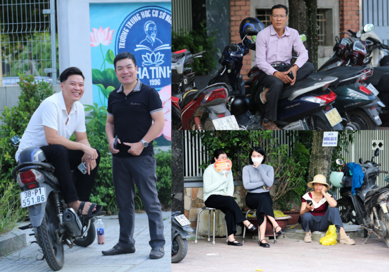 Do thời tiết oi bức, các phụ huynh tìm đến những bóng râm trước cổng trường để tránh nắng