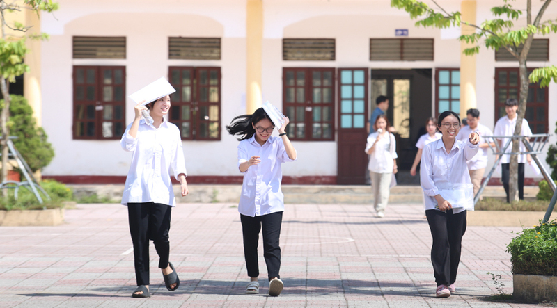 9h30, sau khi kết thúc môn thi đầu tiên, các học sinh tại điểm Trường THCS Nguyễn Du ùa ra khỏi phòng thi