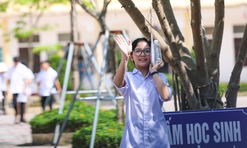 Nhiều học sinh không giấu được niềm vui khi làm bài khá tốt